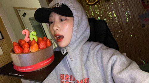 [VLIVE] 220523 | LOONA VLIVE thumbnail - Yves Can we do a birthday party for Yves?