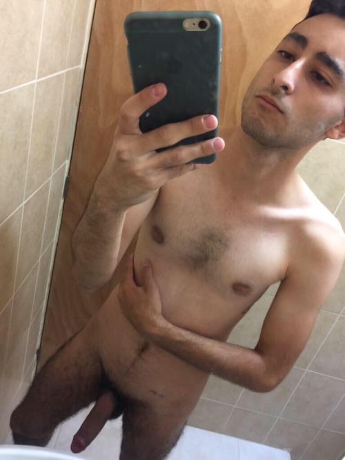 kbroncin:  Mi Roger cacho…. Riquísima Leche….! Quede Preñado y Enamorado 😂