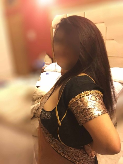 mahendraagarwal: kkarishma-tempting: Sexy Indian Big boobie sexy figure.. in sexy saree Indian beaut