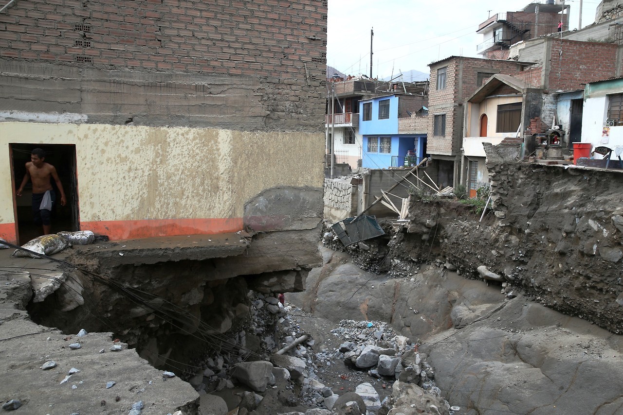 Desastre en Perú: Decenas de muertos, inundaciones, avalanchas de barro y piedras causadas por la temporada de lluvias. El fenómeno climático ya afectó a más de 546.000 personas y destruyó 6.500 viviendas, 27 escuelas y un centro de salud. No hay...