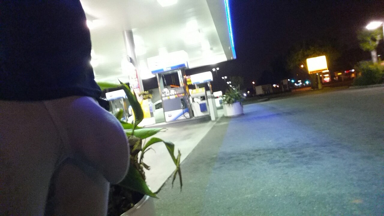 smugglinpuppiez:  jey-xxx-wynn:Pumping some gas. No big deal  Looks like a big deal