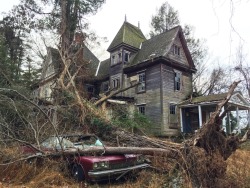 destroyed-and-abandoned:forgotten mansion