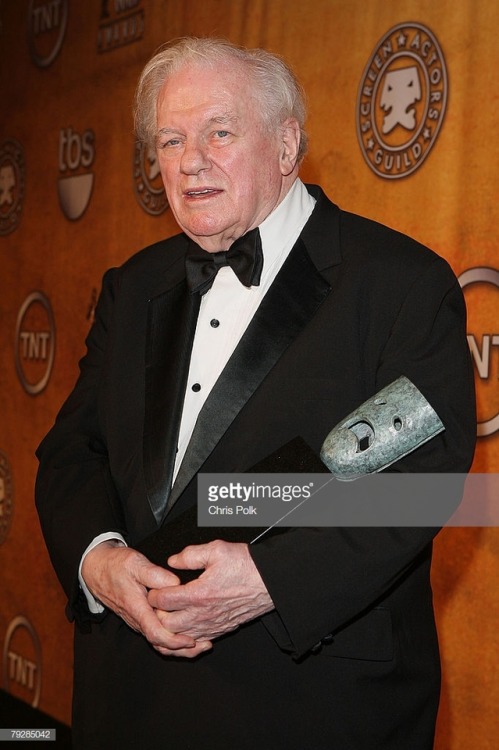 The 14th Annual Screen Actors Guild Awards - Press RoomCharles Durning posing with his Life Achievem