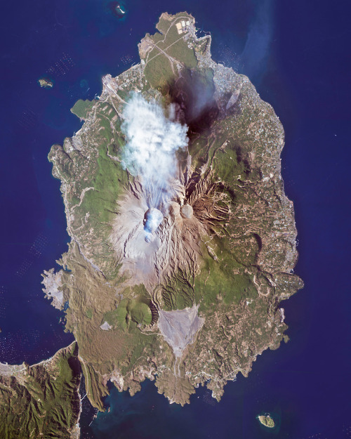 dailyoverview:Sakurajima is an active stratovolcano and a former island in Kyushu, Japan. Lava flows