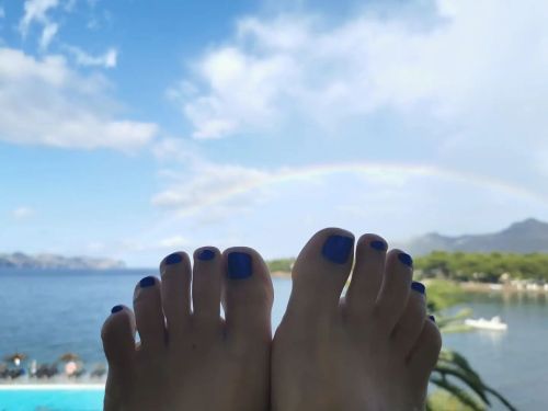 Somewhere over the rainbow…#hippiefeet #feet #barefoot #rainbow #toes #closeup www.instagram