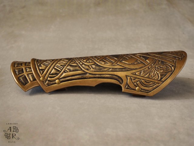 Raven bracers, Assassin's Creed: Valhalla, hand-tooled in 10 oz veg-tan leather.
(Available from Armory Rasa)