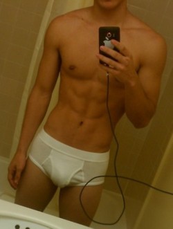 waistbandboy:  Some guys look so good in tighty whities! 