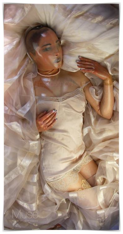 m-the-doll:  Do you like this picture?  You can have one like this with you as the model. Your Photoshoot (here’s the information in English).  M’s photographer can meet with you, and create the perfect picture.  By the way, this picture is part of