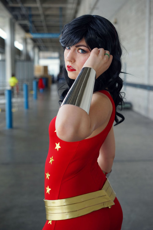 LadyStaba (USA) as Wonder Girl.
Photo I by: ocwajbaum
Photos II-IV: Eurobeat Kasumi Photography