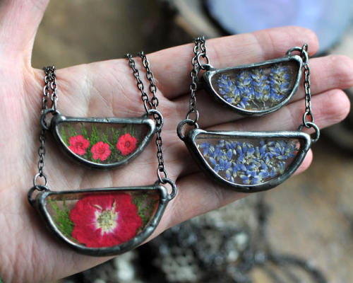 sosuperawesome:Botanical Terrarium NecklacesMariaela on EtsySee our #Etsy or #Real Flower tags