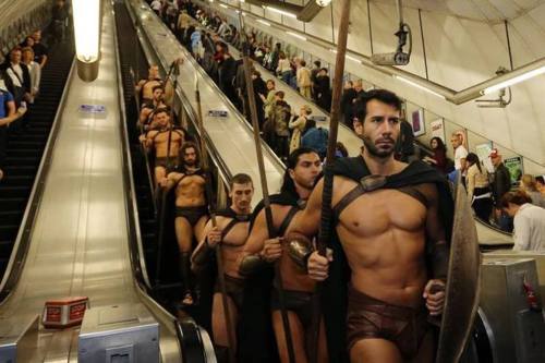 tigrismedve: Best 300 Cosplay ever, in the London Tube
