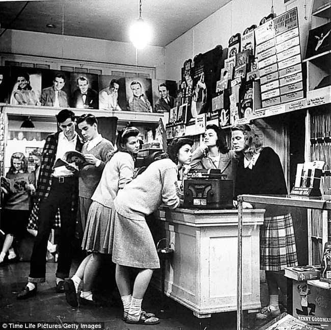 vinylpressmusic:  Vintage Vinyl - How Record Shops used to look