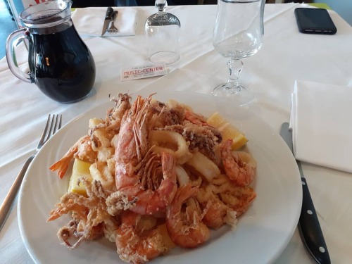 Una squisitissimoa frittura di pesce; a pranzo a @eurotaverna 👍😉 E morbidissimo anche!
https://www.instagram.com/p/CIwIkZzp25m9aGp0pCbttIjIXR5S8Fi09TiJUg0/?igshid=1oo10fzwto55b