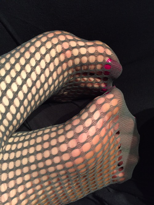 Purple toes and gray fishnets:)