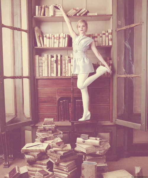 buckbeakisback:  Photos of Emma Watson → [19/50] 