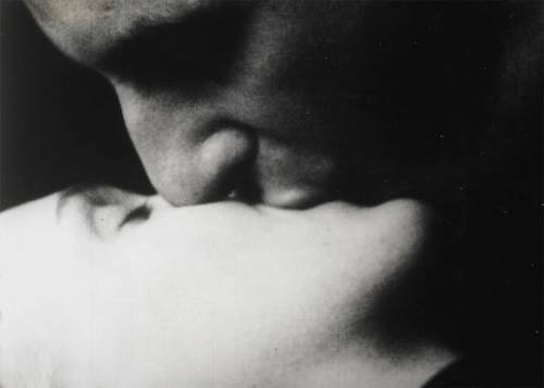 una-lady-italiana:Andy Warhol, Kiss, 1963