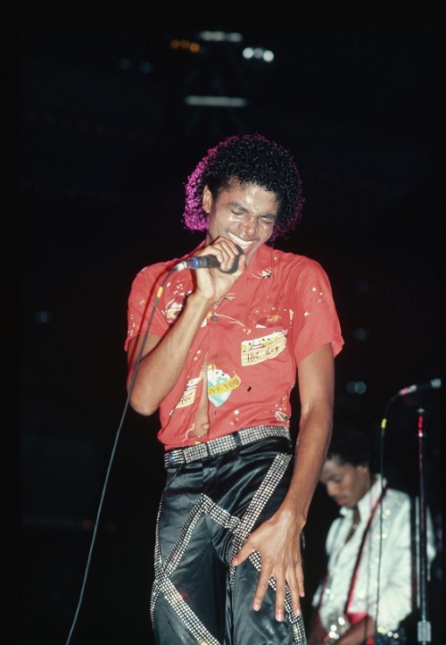 twixnmix:  Michael Jackson performing during