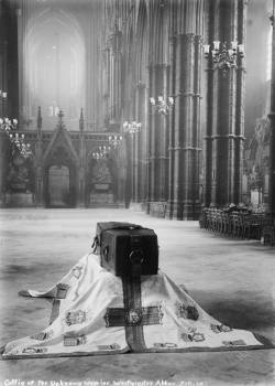 historicaltimes:  Coffin of the Unknown Soldier,