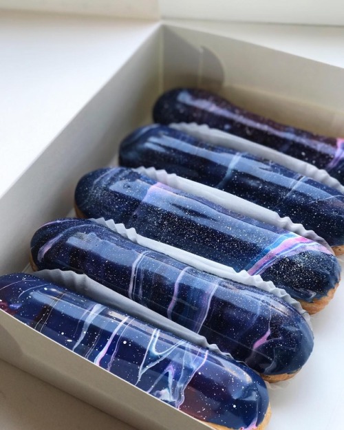 sosuperawesome:Galaxy Éclairs by Musse Confectionery on InstagramFollow So Super Awesome on Instagra