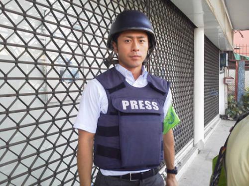 28-year-old handsome Japanese reporter, Daijiro Enami, from Fuji Television Network, steals spotlight from Thai politics Cr: AsiaOne