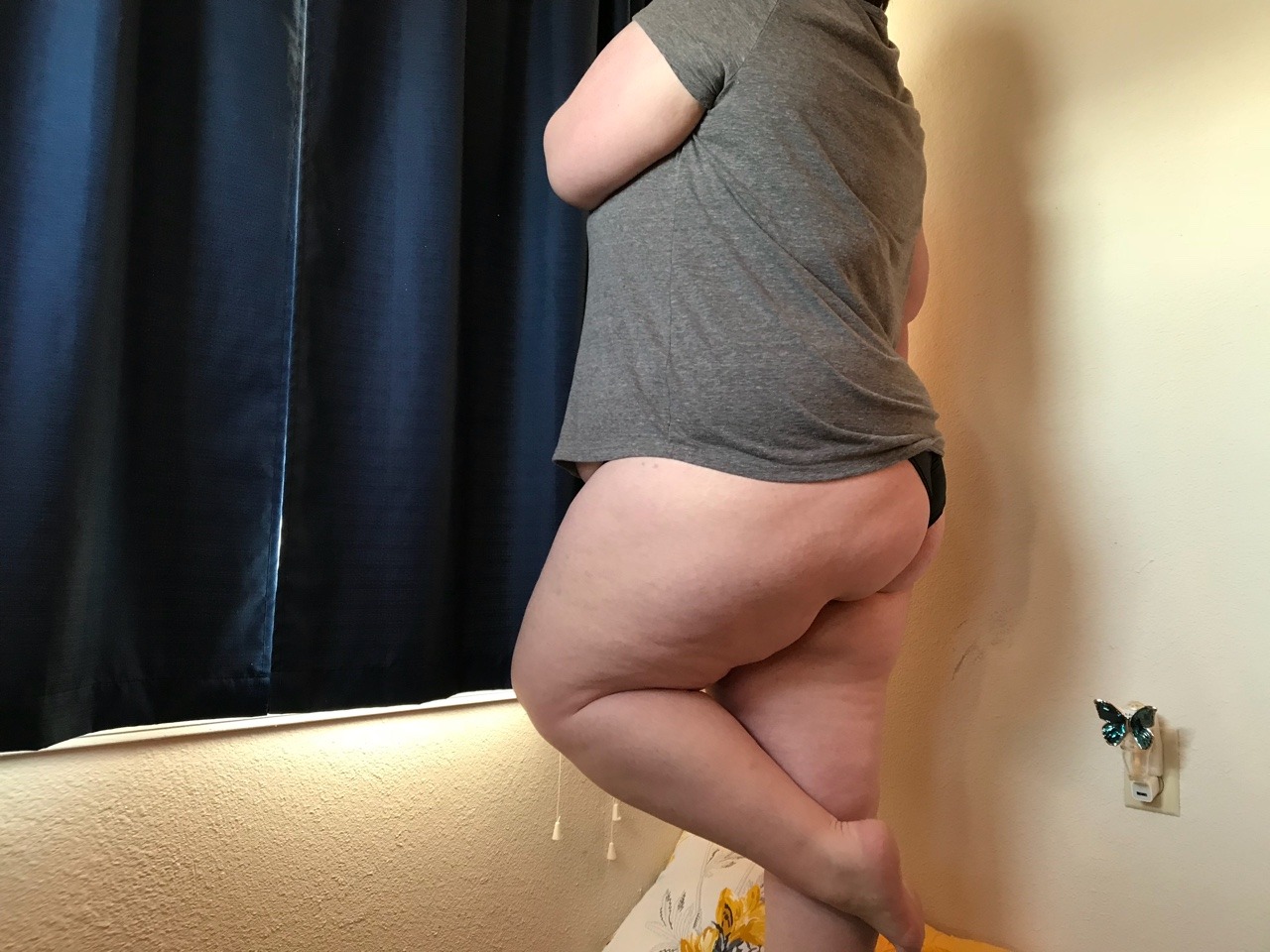 lovelyandblue:  I’ll crush your head between these thighs 😇  Please 