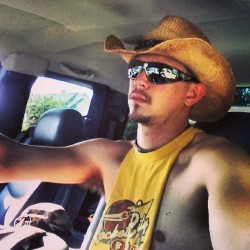 boysinthewild:  country boy and sleeveless shirt… heaven   Bet those pits smell great