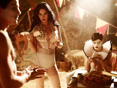 jenamaroney:  katy perry on the set of ahs: freak show 