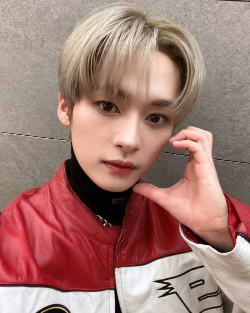 I Will Now ONLY Be Taking Selfies Like A Kpop Idol. High Angles, Hand Symbols, And No Emotion In The