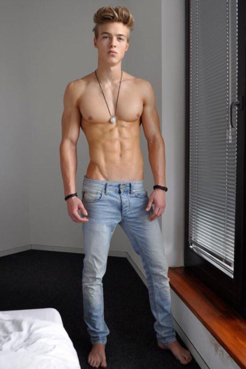 For more hot guys: https://www.tumblr.com/blog/sexyhotlads