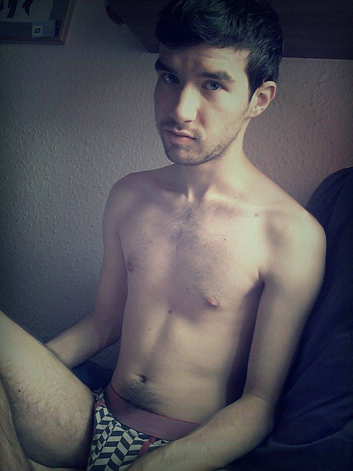 sombre-songbird:ignore my face its disgusting. and this dodgy hair cut doesnt help