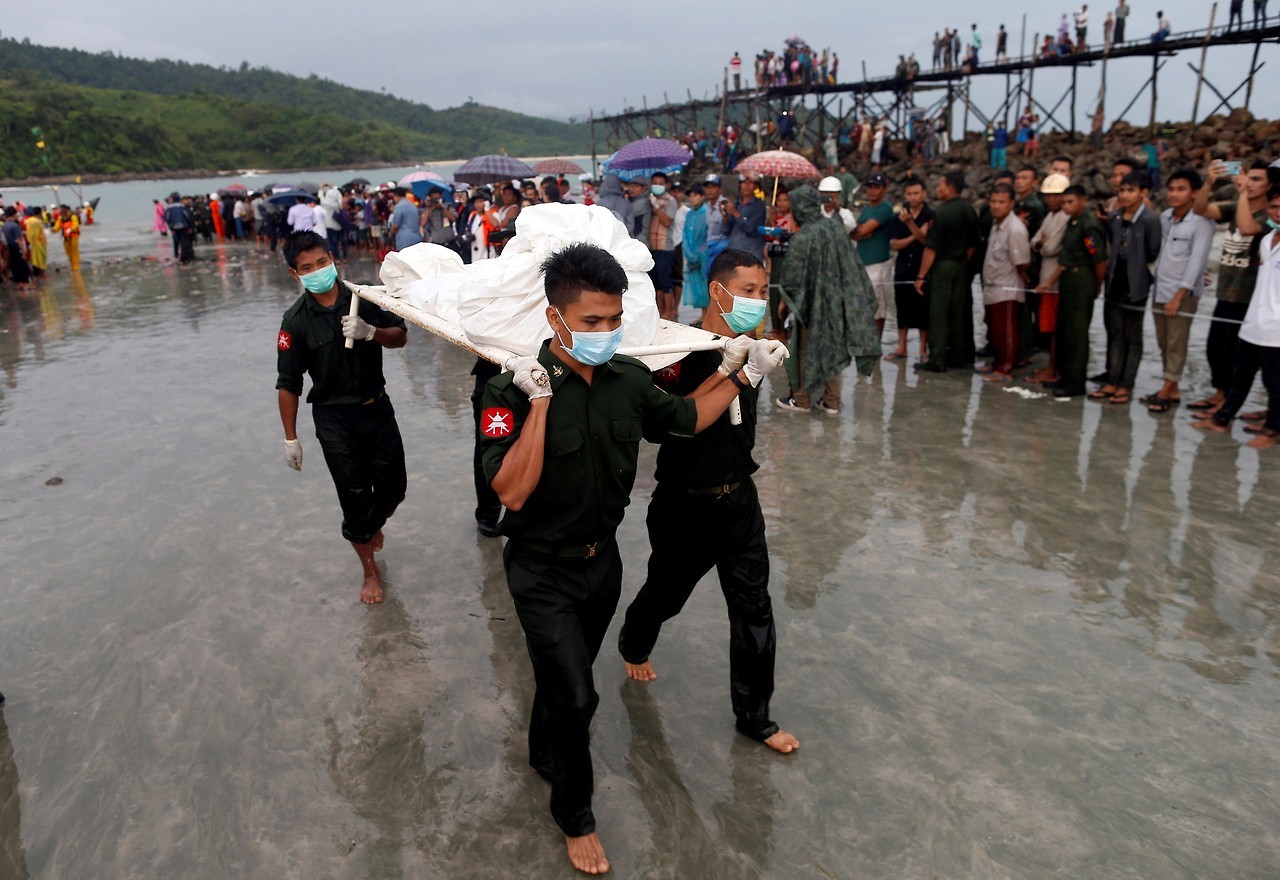 ACCIDENTE AEREO. Encuentran los primeros cuerpos de los pasajeros del avión desaparecido en Myanmar. La Fuerza Aérea de Myanmar confirmó que se hallaron restos del avión militar desaparecido este miércoles en las costas del sureste del país con 116...