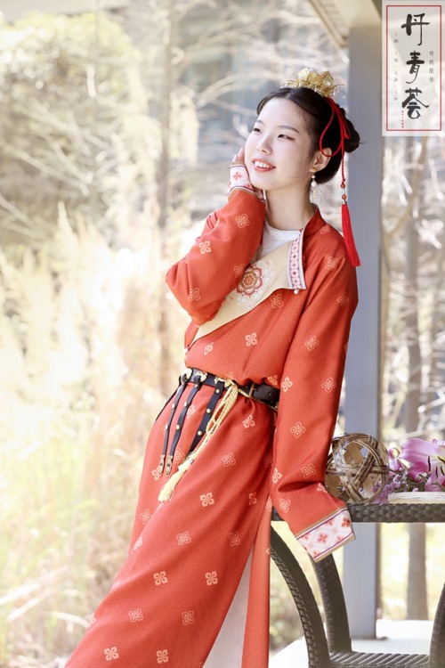 fouryearsofshades: circular-collar robe by 丹青荟传统服饰