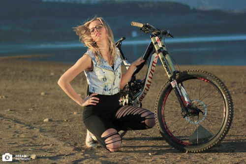 kuatdriveyards: gratuitous girl with bike shot. (Via pinkbike.com) 