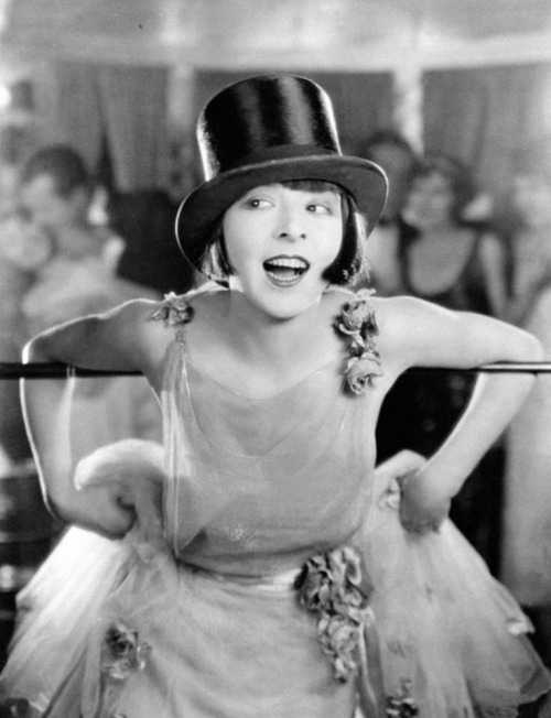 whataboutbobbed: Colleen Moore in 1925′s We Moderns I want to live in this photo
