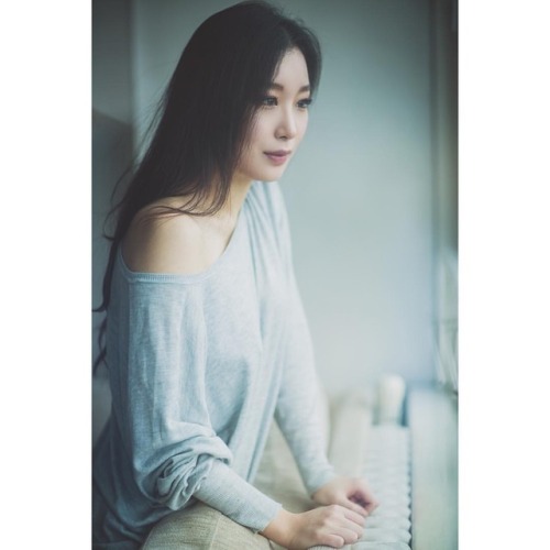 Waiting for warmth… #model #asian #korean #lifystyle #brunette #offshouldertop #cloudy #beaut