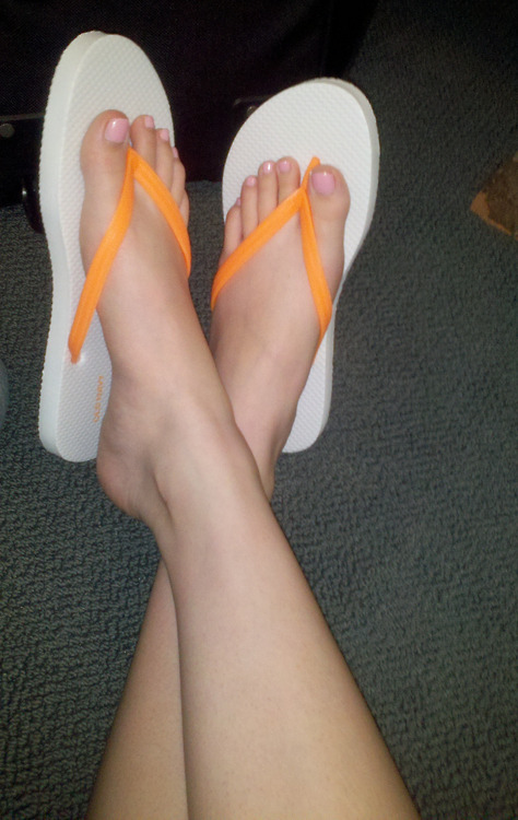 mesmerizingfeet: Immaculate flip-flops.