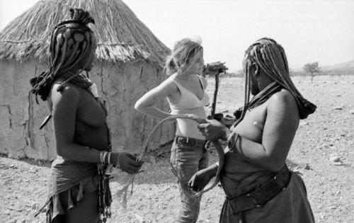 Photoset Of An African Tribeswoman And A Western Female Journalist Comparing Breasts.