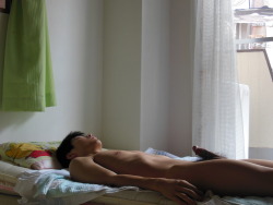 hbst:  Sleeping guy (5) - Lovely boner! I wonder what he’s dreaming… 