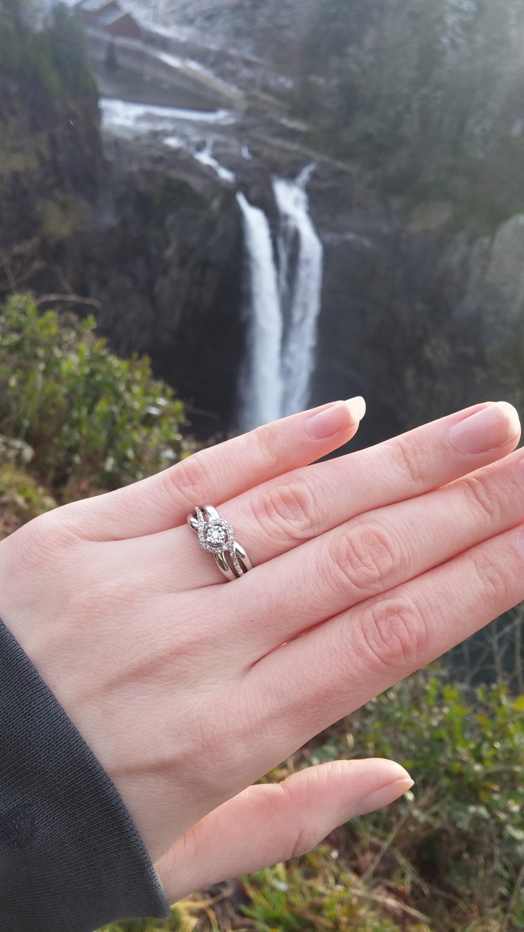 Aaaaahhhhhhhh ;w; you guys. Babycakes popped the question.  I said yes.  Official