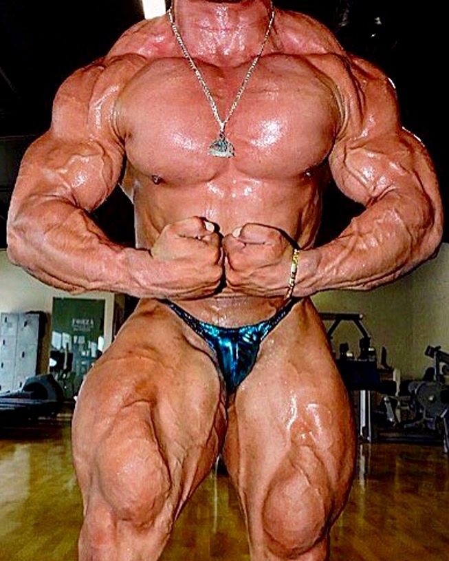 bigbodybuilderboys:  Bulging muscles with a tiny pecker 