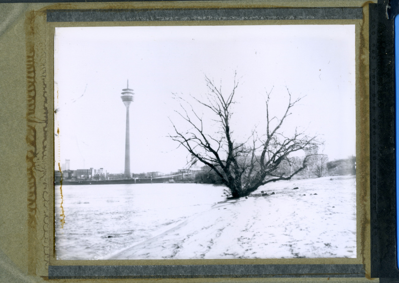 Citybeach
© Arne van der Meer
(taken on todays Pola-Walk in Düsseldorf)
Camera: Graflex Speed Graphics, Film: Polaroid 55, 4x5