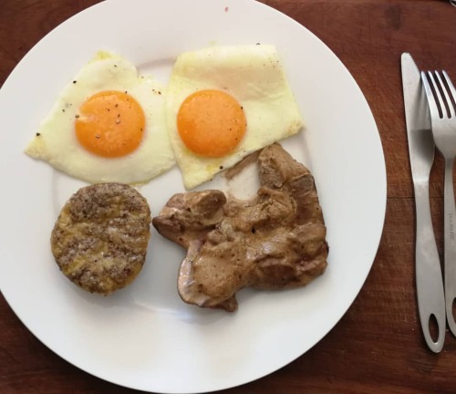 Low carb cheese muffin, fried eggs and husband’s chicken livers#keto #lowcarb #lchf #banting