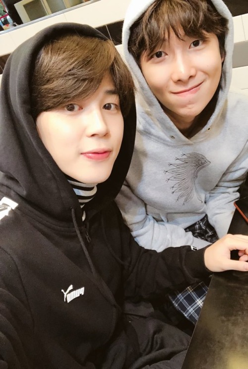 180408 Jimin’s Tweet오랜만에 만나서 즐거웠어요 ㅎㅎ#JIMIN#모니모니#푸마 pic.twitter.com/Z1JoQiOZt3It was fun meeting a