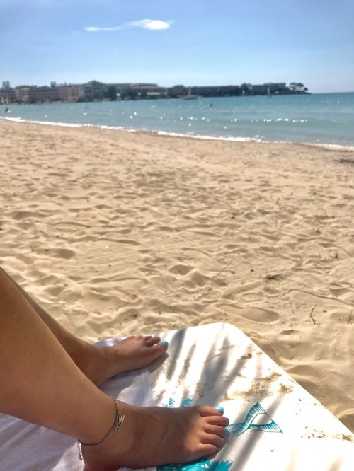 sexywifeonshow:Anklet At the beach.The anklet tells a tale! To those in the know an anklet on a lady