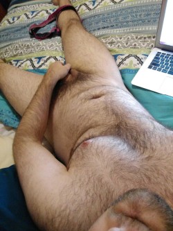 kabutocub:  aussiebearcub:  Good to relax after a dull day at work  unfff 