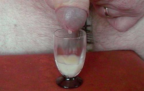 papy-gay-fou-de-sexe:  A  ta  santé  !