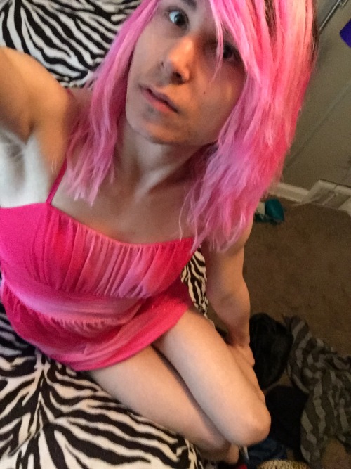 crossdressingprincess:  Pink hair now