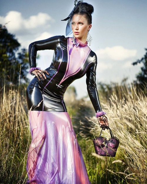 Passend zu den “Wochenendwetteraussichten”@latexcrazy @elektramariagoldmine Kleid Mystiq