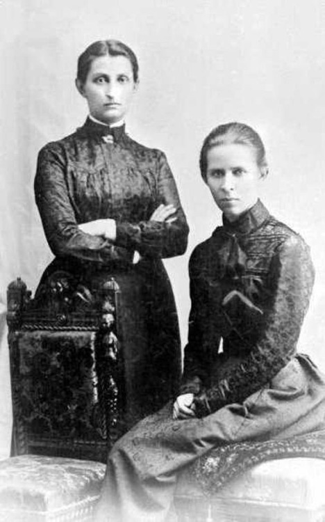 Ukrainian writers Lesya Ukrainka (right) and Olga Kobylianska, 1901The two women likely had an intim