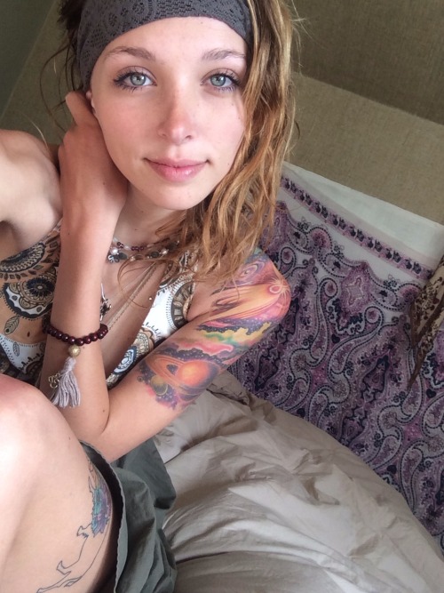 bitchasskiwis:  the-stoner-sage:  chinacat-sunchild:  I guess some people actually like when I post selfies so shouts out to them. <3  Beautiful ray of sunshine 💫  😻